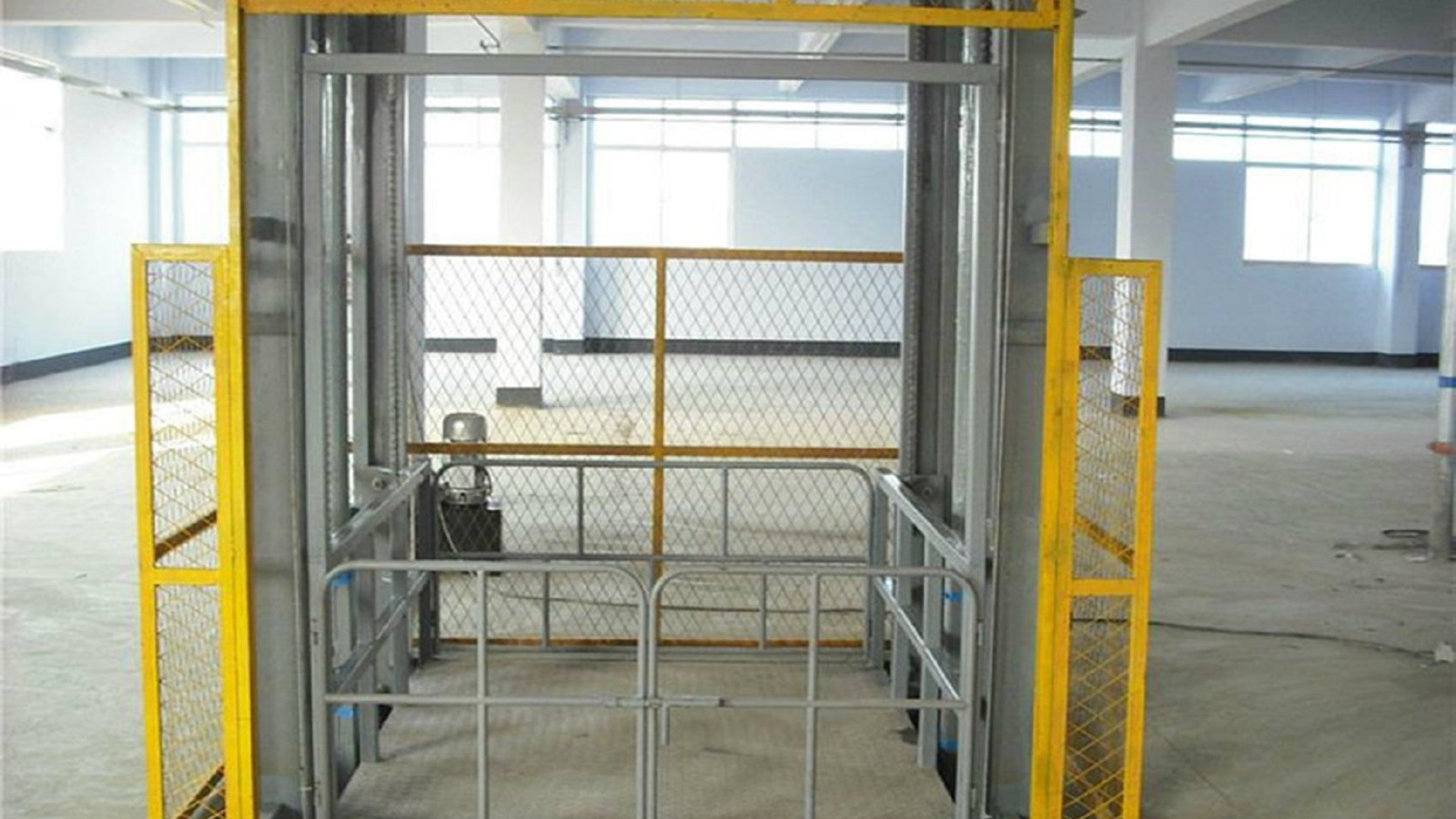 Heavy-duty cargo lift for warehouses
